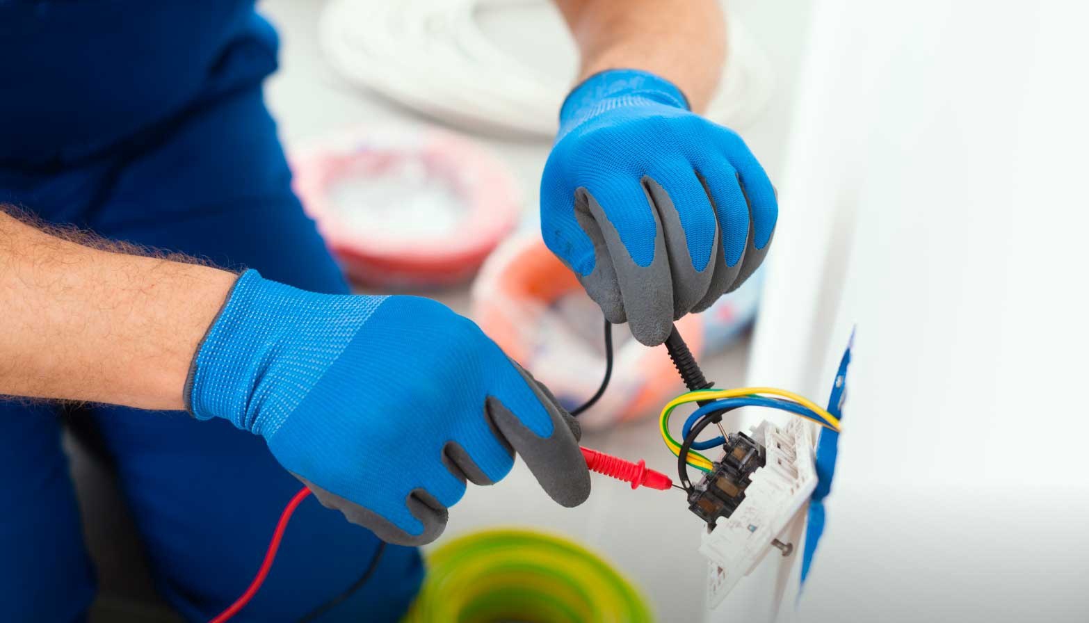 Électricien au travail à Gérardmer (Grand Est)